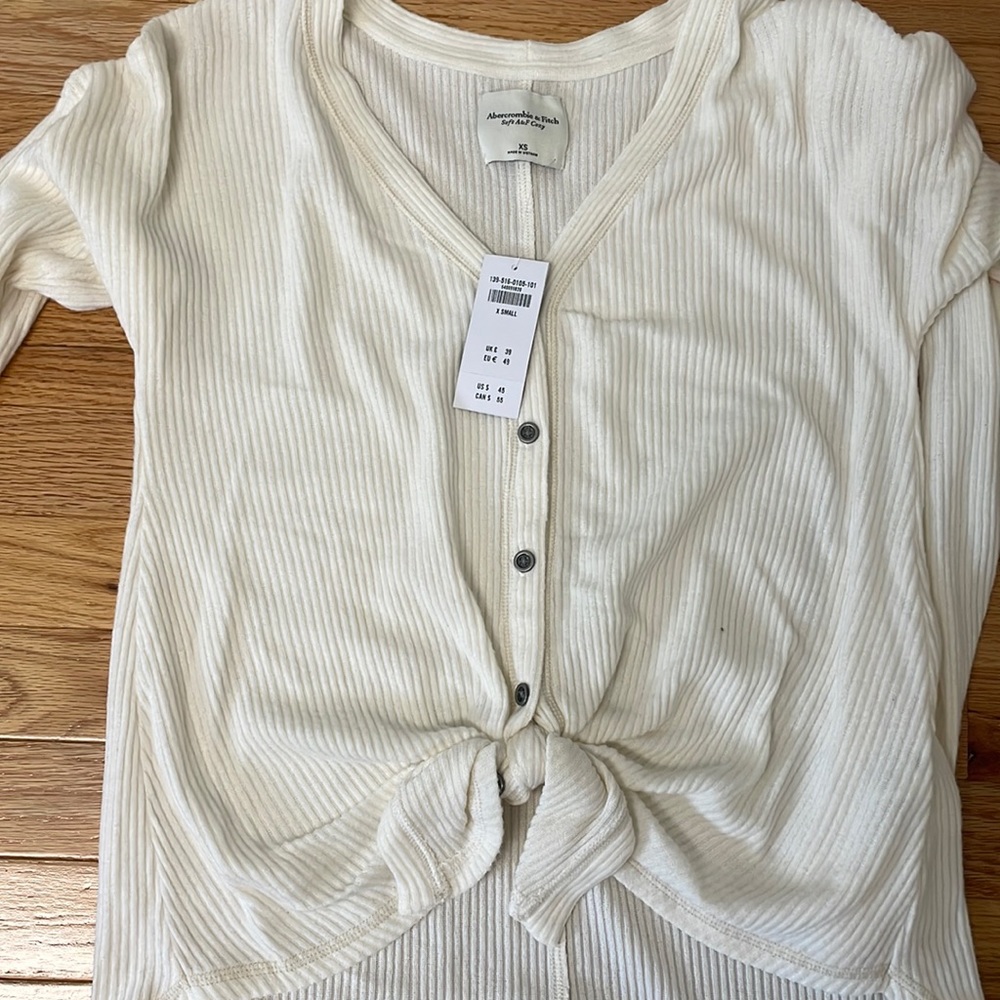 Abercrombie cozy off white v neck tee XS. NWT